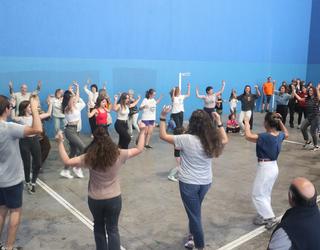 Jo eta su aritu dira dantzan, erromerian