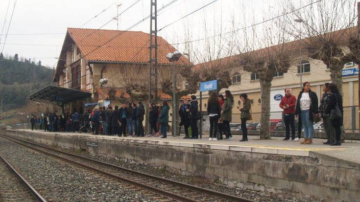 Gutxieneko zerbitzuak asteazkenean, tren eta autobus zerbitzuetan