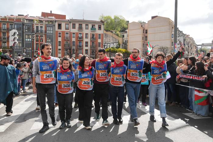 "Aurrera goaz. Bazatoz?"