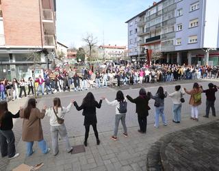 Eskua elkarri emanda, bat eginik dantzan amaitu dute Martxoaren 8ko mobilizazioa