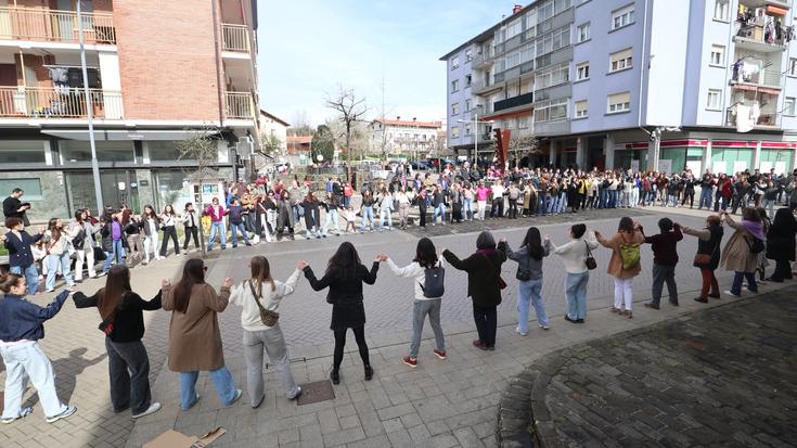 Eskua elkarri emanda, bat eginik dantzan amaitu dute Martxoaren 8ko mobilizazioa