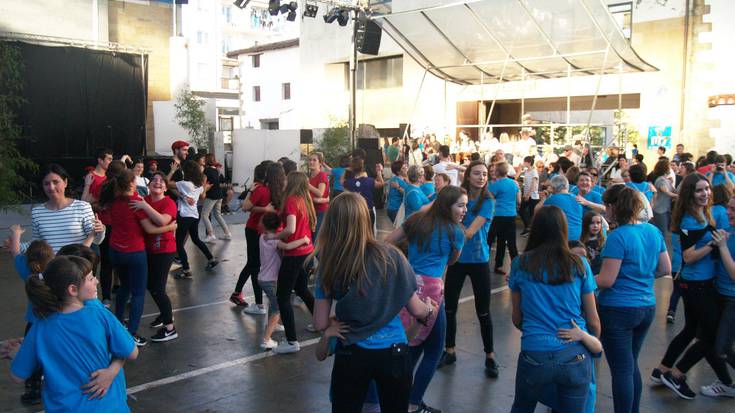 Erromeria plazaz jabetua, Dantza Egunaren bigarren zatian