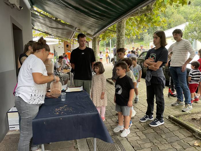 Tragoxka atarian egin duten txokolate janean eltzea amaitu arte hartu dute