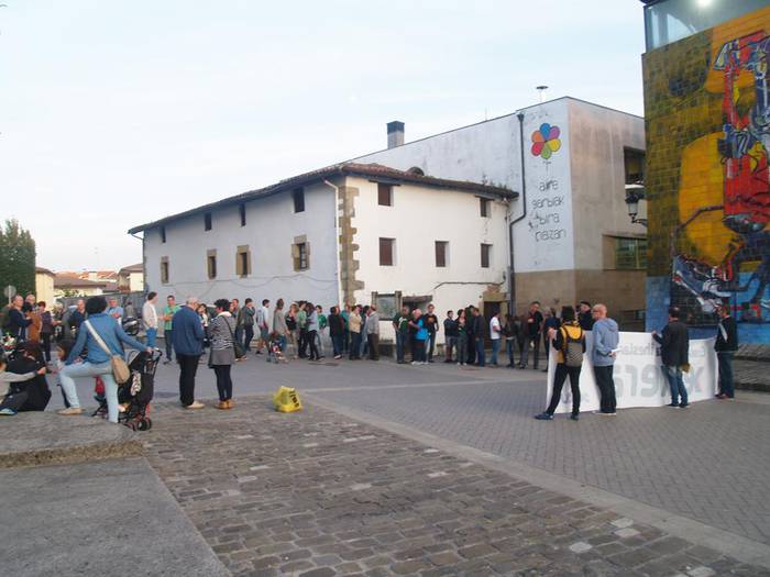 Elkarretaratzea 20:00etan Mikel Laboa plazan, euskal preso eta iheslarien eskubideen alde