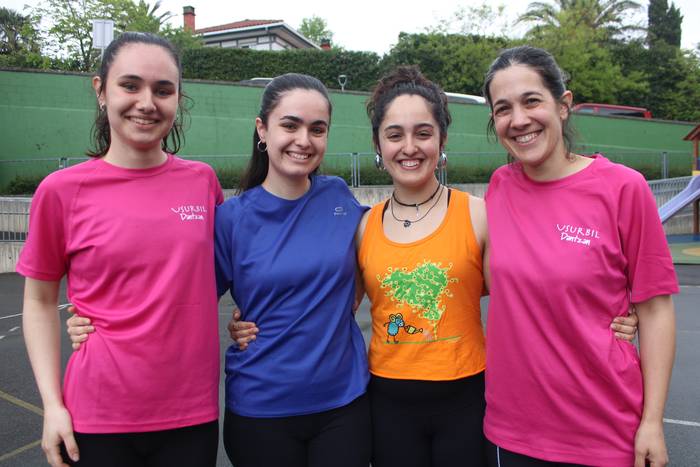 "Atera kalera, dantzara. Nahieran, baina dantzatu!"