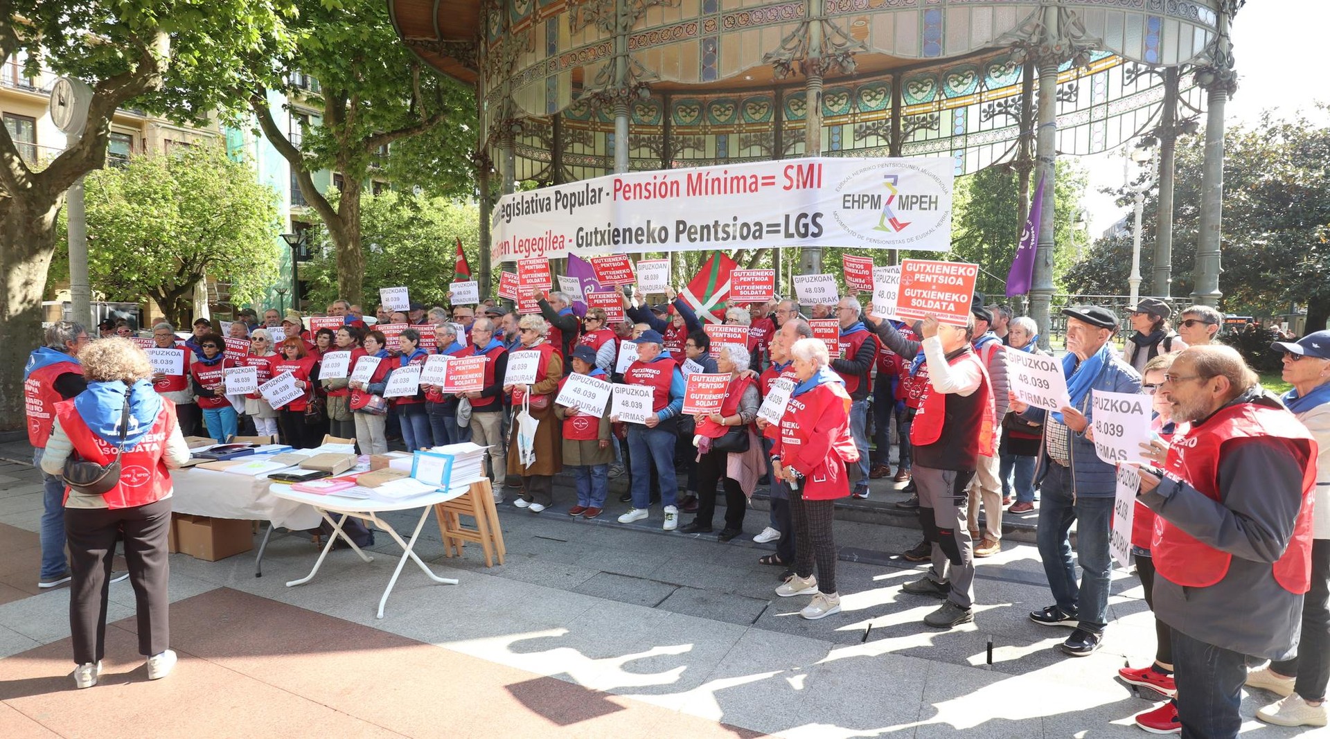 Mobilizazioak, ehunka usurbildarrek babesturiko Herri Ekimen Legegilearen alde