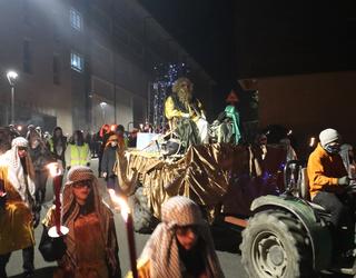 Hotzaldia ahaztarazi du gozokiz betetako erregeen eskuzabaltasunak