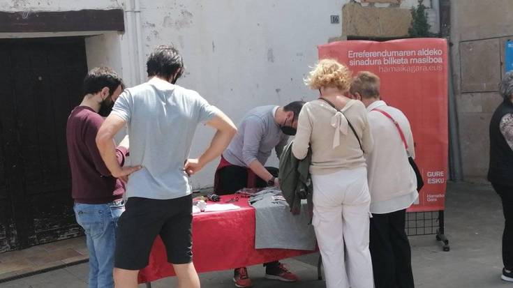 Erreferendumaren aldeko atxikimenduak biltzen segitzen du Gure Eskuk
