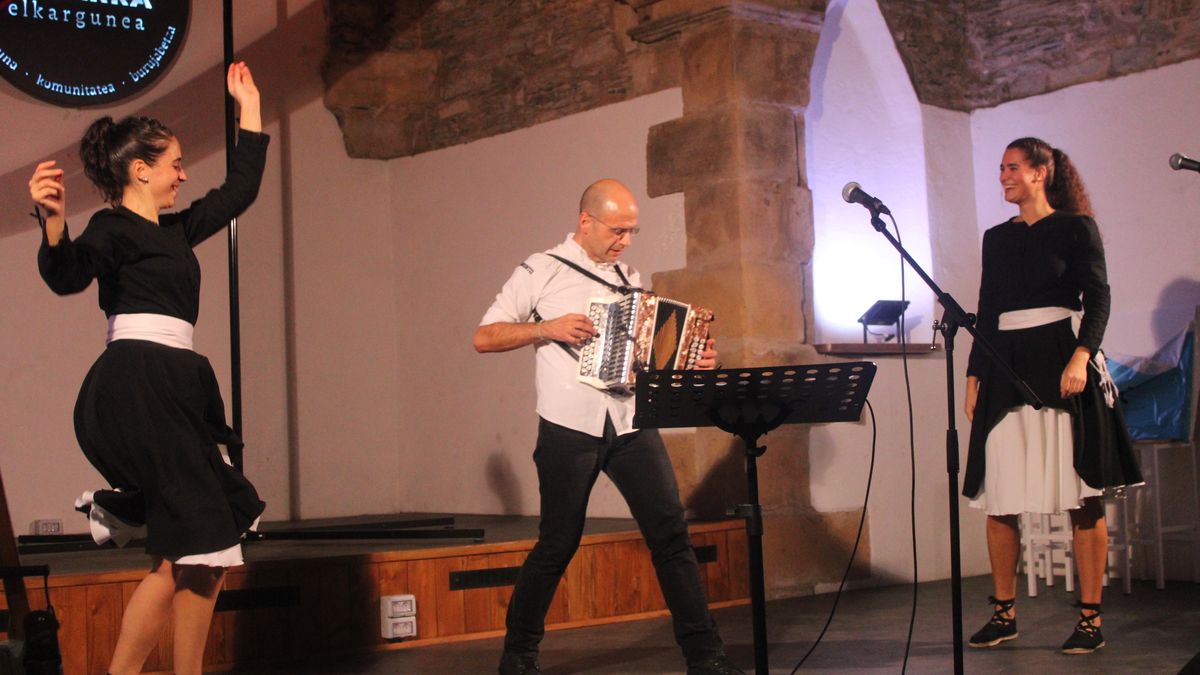 Aginaga dantza batean jartzera dator Korrontzi, Orbeldikoekin batera