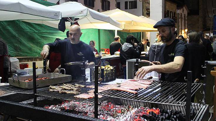 [Azaroak 1] Adinekoak sukaldean lehian, eta sukaldatutakoarekin pintxo festa gero