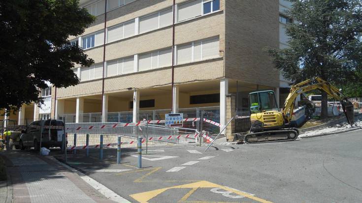 Agerialde pareko bidea itxita, urbanizazio lanengatik