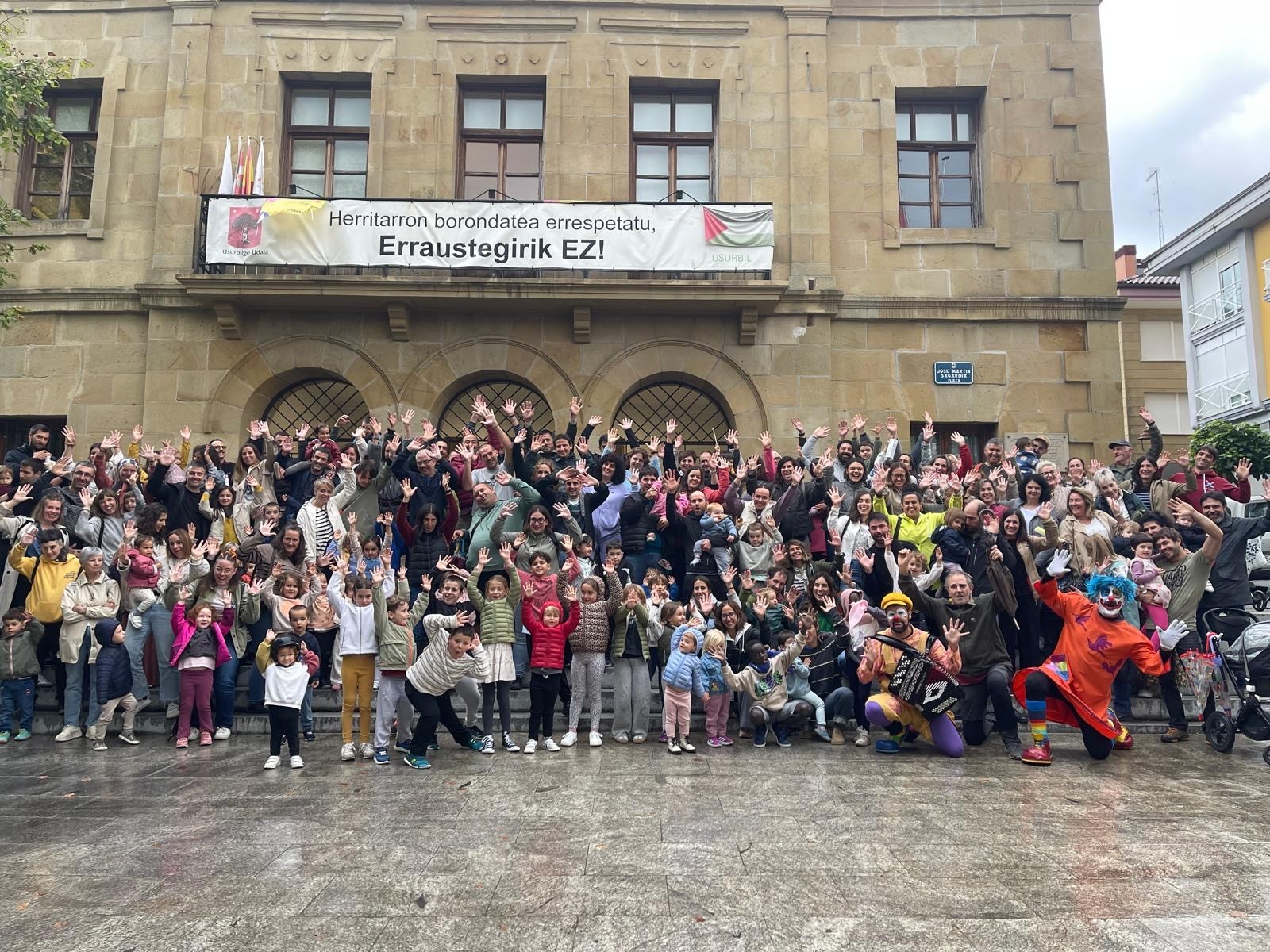 Pediatria zerbitzu duinaren aldeko elkarretaratzea gaur Donostia ospitalaren atarian