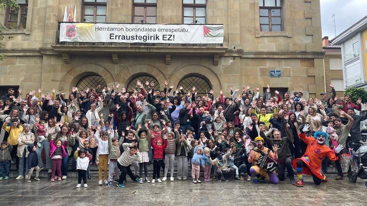 "Usurbilgo familiek ez dugu utziko gure seme-alaben eskubideak defendatzeari"