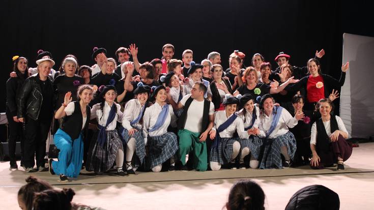 Orbeldi, Dantzarora begira