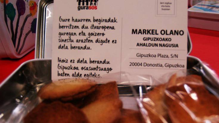 GuraSOS-ek saltzeko prest ditu, haurren sortze lanekin diseinaturiko kutxak