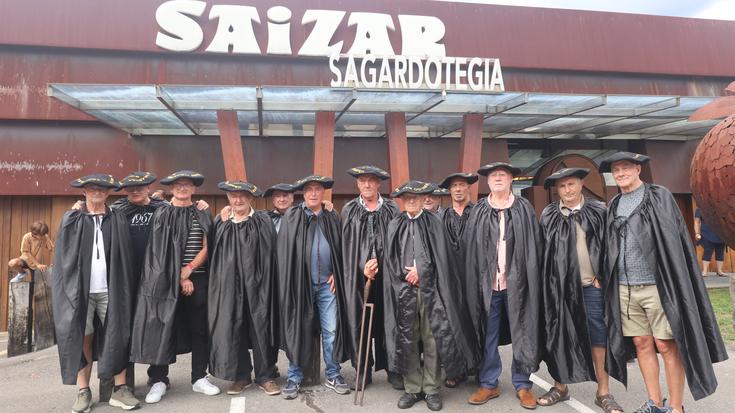 Baba beltz txikiari gorazarre egin eta kide berri bat batu dute kofradiara