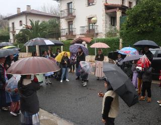 Etxez etxe kanta-kantari, gabon girorako prestatu du Aginaga bertako eskolak