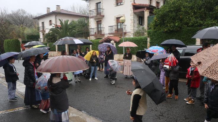 Etxez etxe kanta-kantari, gabon girorako prestatu du Aginaga bertako eskolak