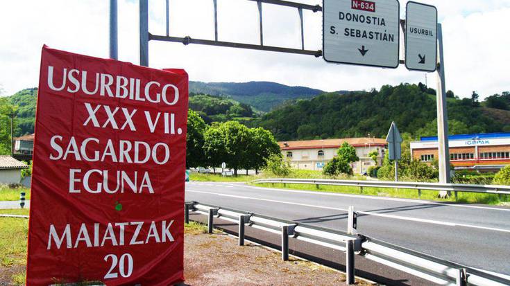 Sagardo Eguna badatorren seinale, herriko sarreretan jarriak dauden kartelak