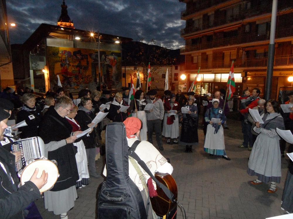 Abenduaren 24ko kantu saioa prestatzeko entseguak Zubietan