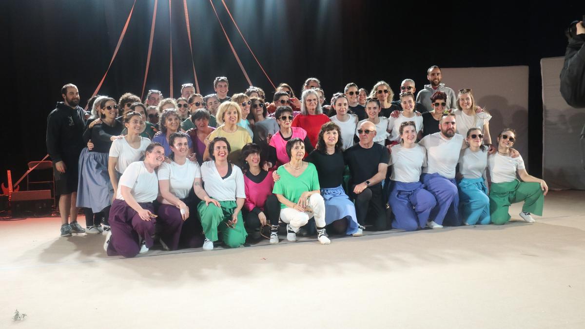 Dantza batean datorkigu apirila