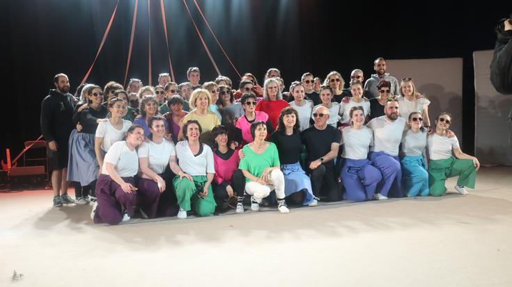 Dantza batean datorkigu apirila