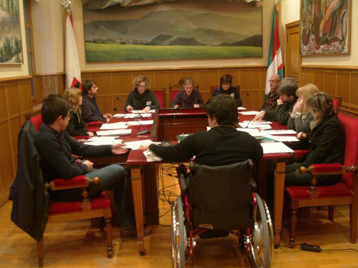 Osoko bilkura asteartean, saiorako gai zerrenda prest