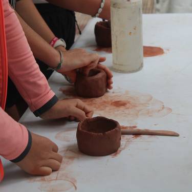 Gabonak Santuenean: buztinarekin jolasean eta buztina margotzea