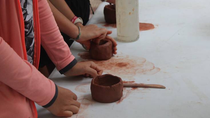 Gabonak Santuenean: buztinarekin jolasean eta buztina margotzea