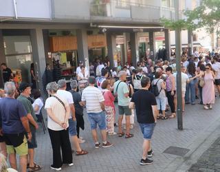 Jaigunea zeharkatu du, edalontzi preziatua eskuratzeko ilara luzeak