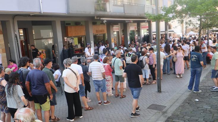 Jaigunea zeharkatu du, edalontzi preziatua eskuratzeko ilara luzeak
