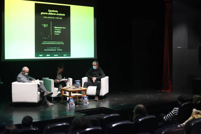 "Egunkaria, gizarte zibilaren arrakasta" Joan Mari Torrealdairen azken liburua aurkeztu dute