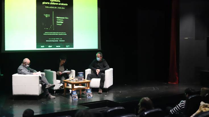 "Egunkaria, gizarte zibilaren arrakasta" Joan Mari Torrealdairen azken liburua aurkeztu dute