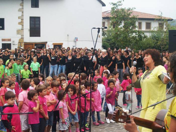 200 laguntzaile behar dira, #Kilometroak15 egunerako