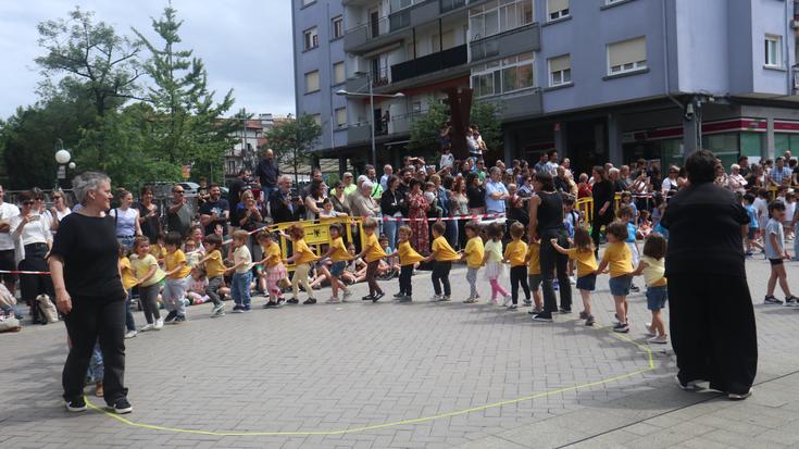 HH-koek dantzatuz girotu dute Ikastola Eguna