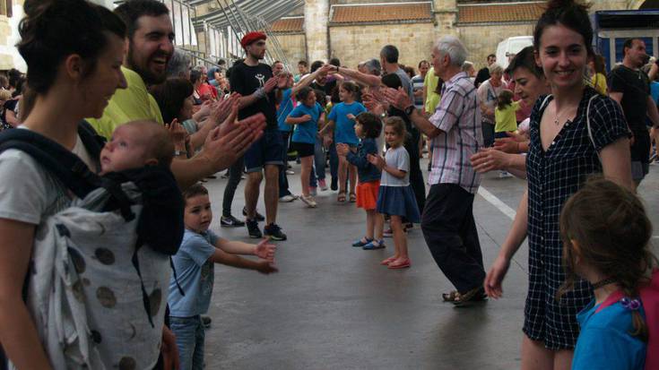 Erromeria giro ederra Ttipikakoekin, Dantza Egun honetan