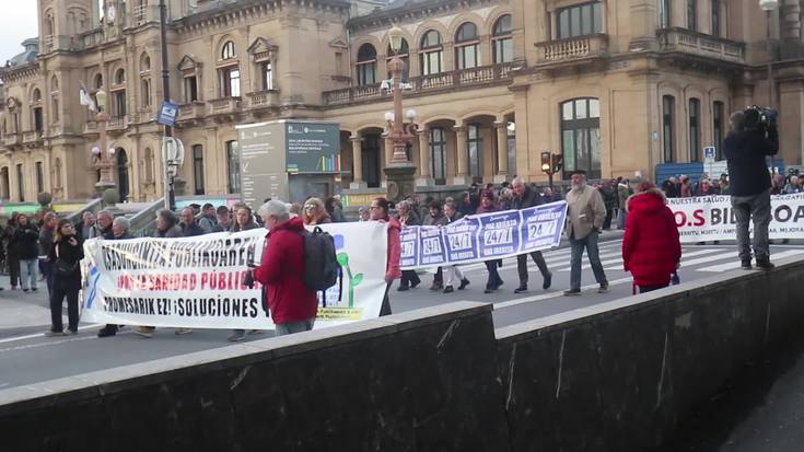 Milaka lagun, osasungintza publiko duinaren aldeko manifestazioan