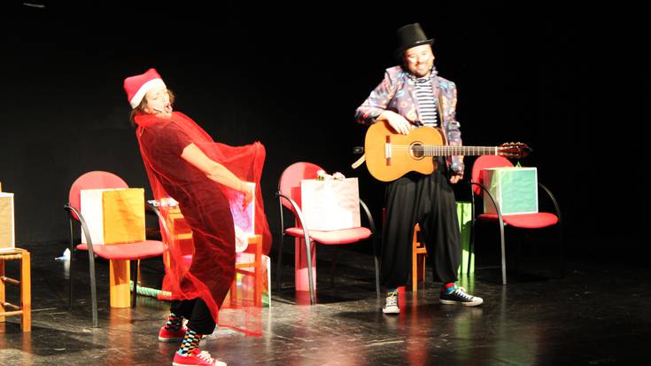 Kolorez jantzi dute Sutegi, ipuin musikatuaren saioarekin