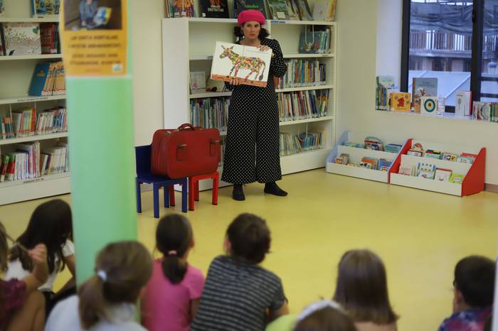 Lur Korta Sutegi liburutegian izan da ipuinak kontatzen