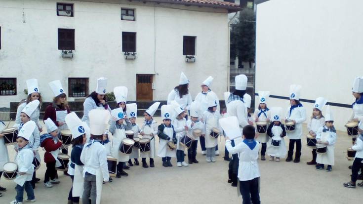 Ikastetxeetako danborradek aurre hartu diete, San Sebastian Eguneko ospakizunei