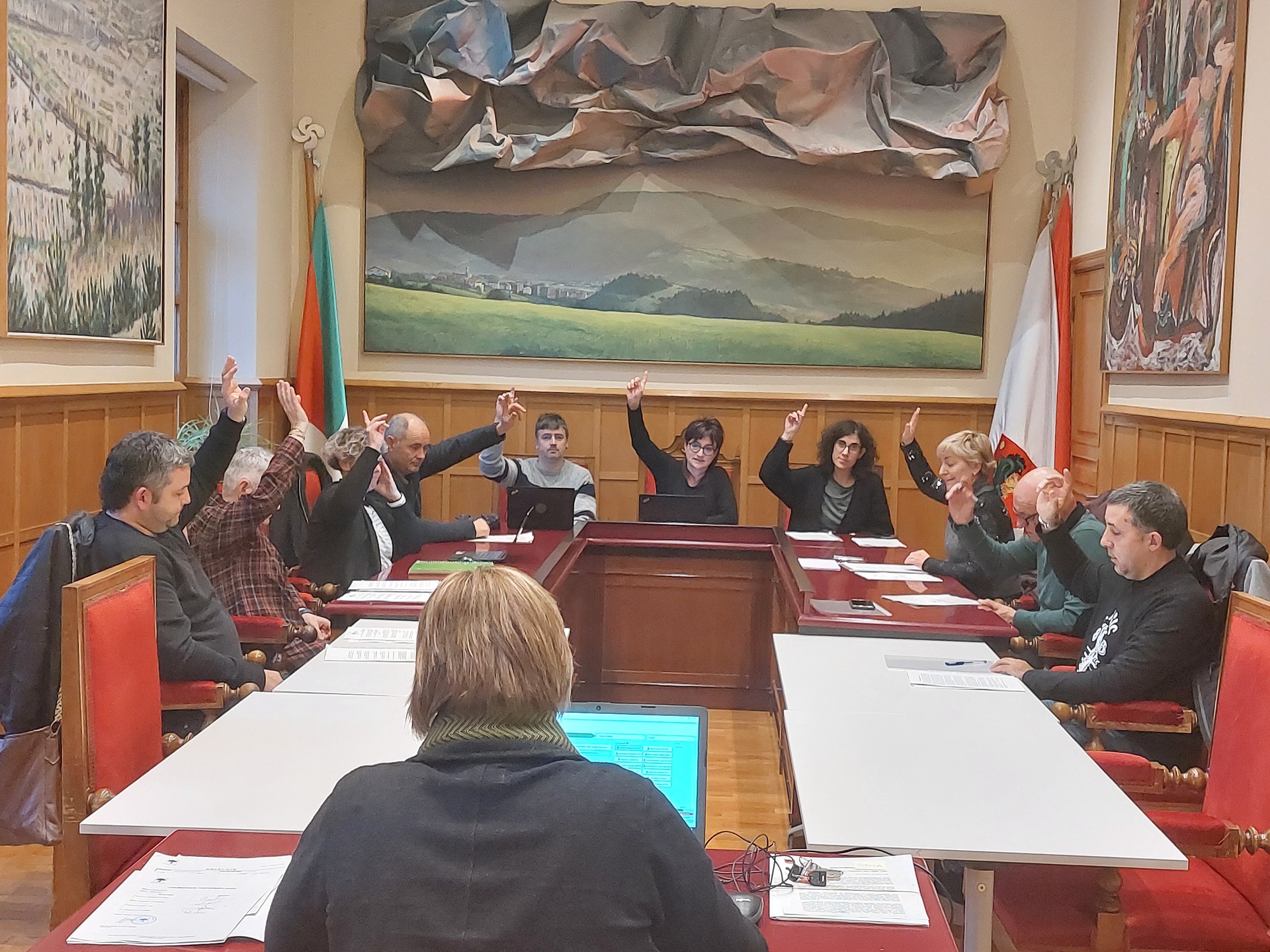 Legealdiko azken osoko bilkura etzi, eraberrituriko udalbatza aretoan