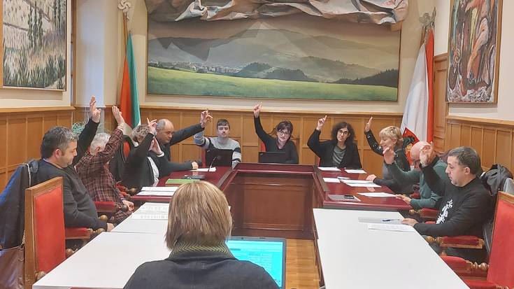 Legealdiko azken osoko bilkura etzi, eraberrituriko udalbatza aretoan