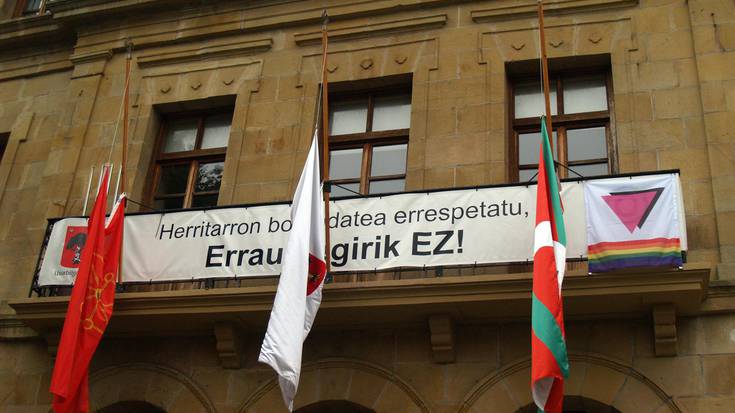 Usurbilgo Udalak ere LGTBIQ+ kolektiboaren eskubideen aldeko egunarekin bat egin du