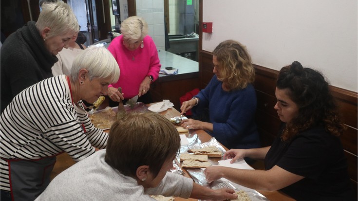 Afari Solidarioak taldeak laguntza biltzeko postua jarriko du