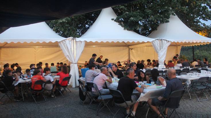 Paella jan musikatuak egin du bart, lehen parranda gauerako zubi-lana