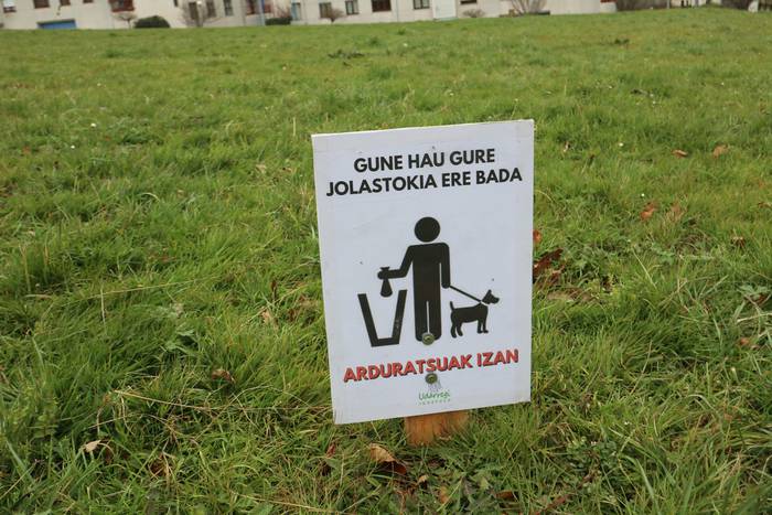 Jolastokia txakur kakez josia