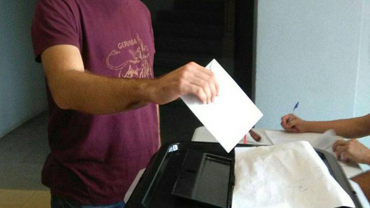 Katalunian bizi diren herritarrak ere, erreferendumean lagundu eta bozka ematen