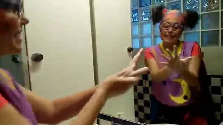 Eskuak arreta handiz garbitu behar dira, Marimototsek egiten duen bezala