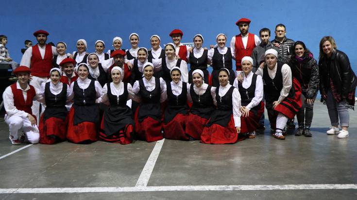 Orbeldikoen gaurko kalejira eta emanaldiarekin, dantza giroa herrian barrena