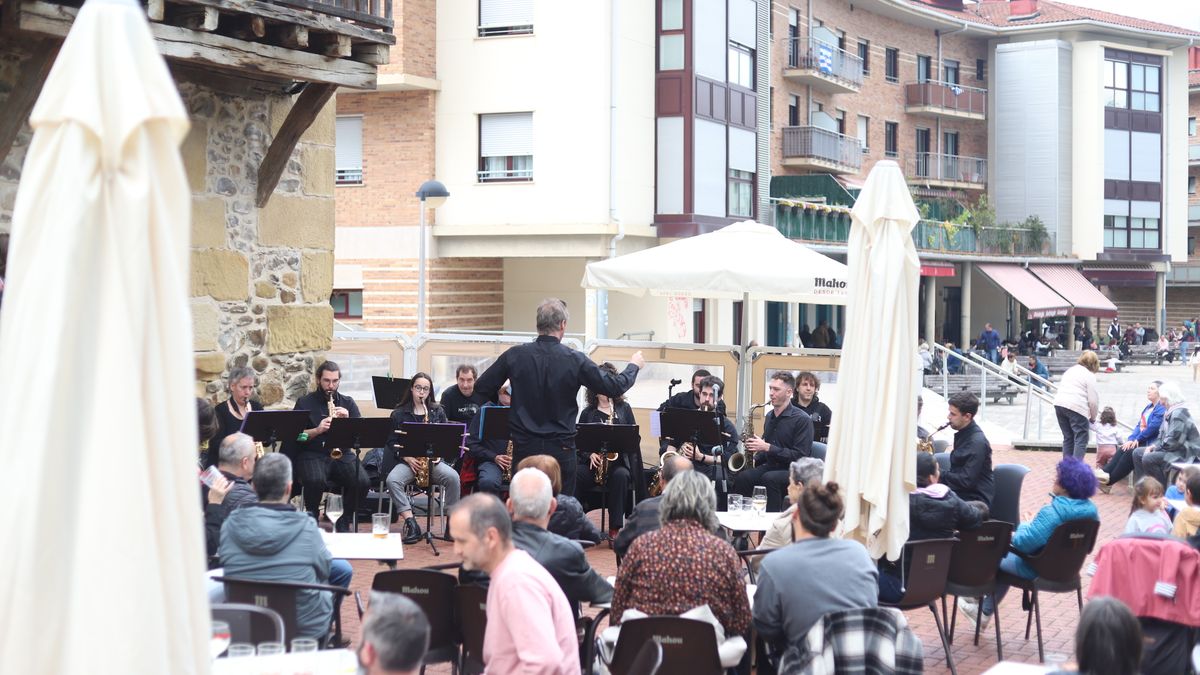 Saxo doinuak plazaratu dituzte arratsaldean Artzabalen